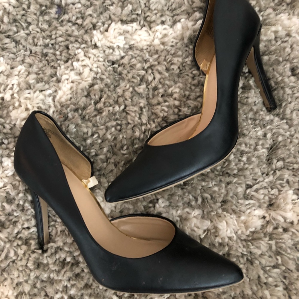 Black pointy toe heels!